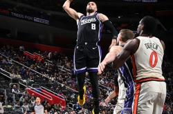 开云官网-爵士险胜独行侠，萨姆·米切尔送出助攻