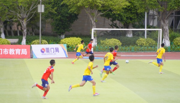 国内足球联赛竞争激烈近期上演