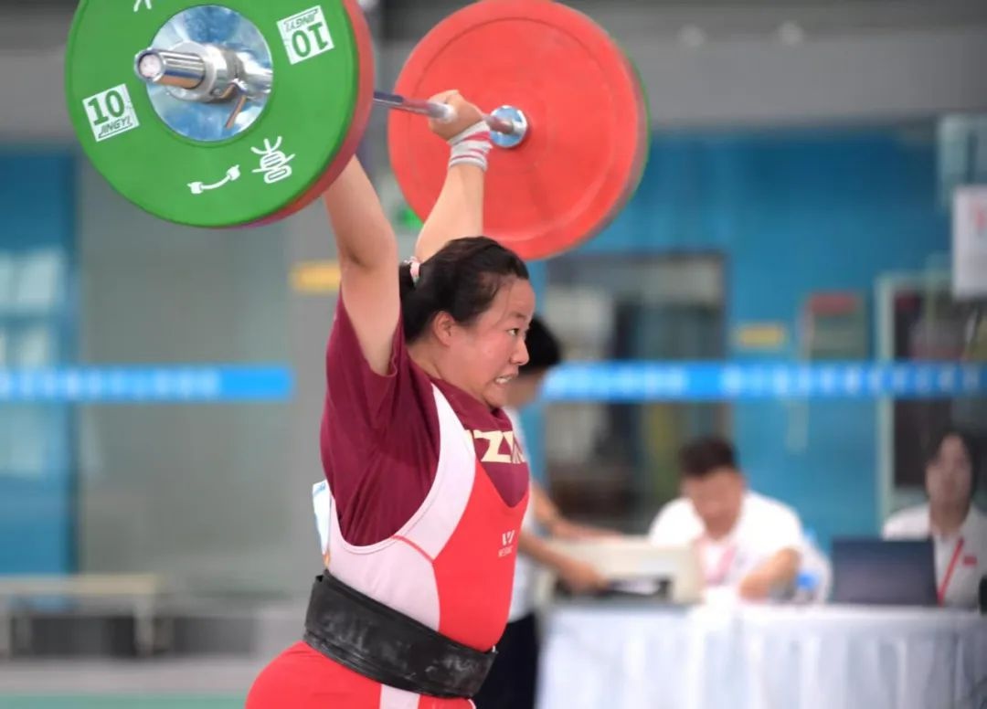 举重比赛中选手们力量大爆发夺冠
