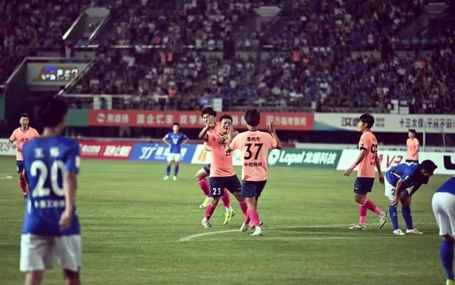 足球赛场挑战不断，球队备战备受瞩目