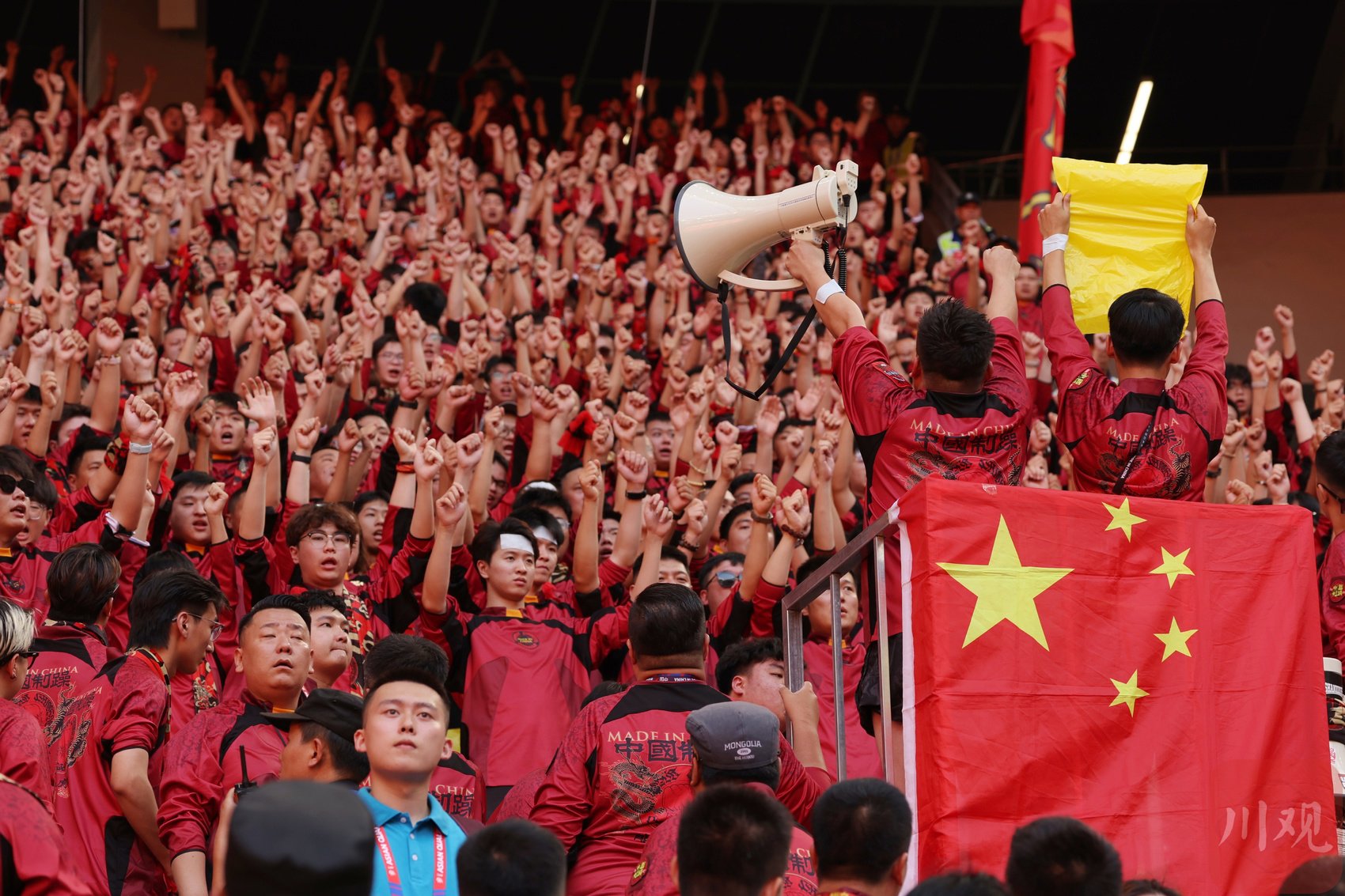 足球赛场挑战不断，球队备战备受瞩目