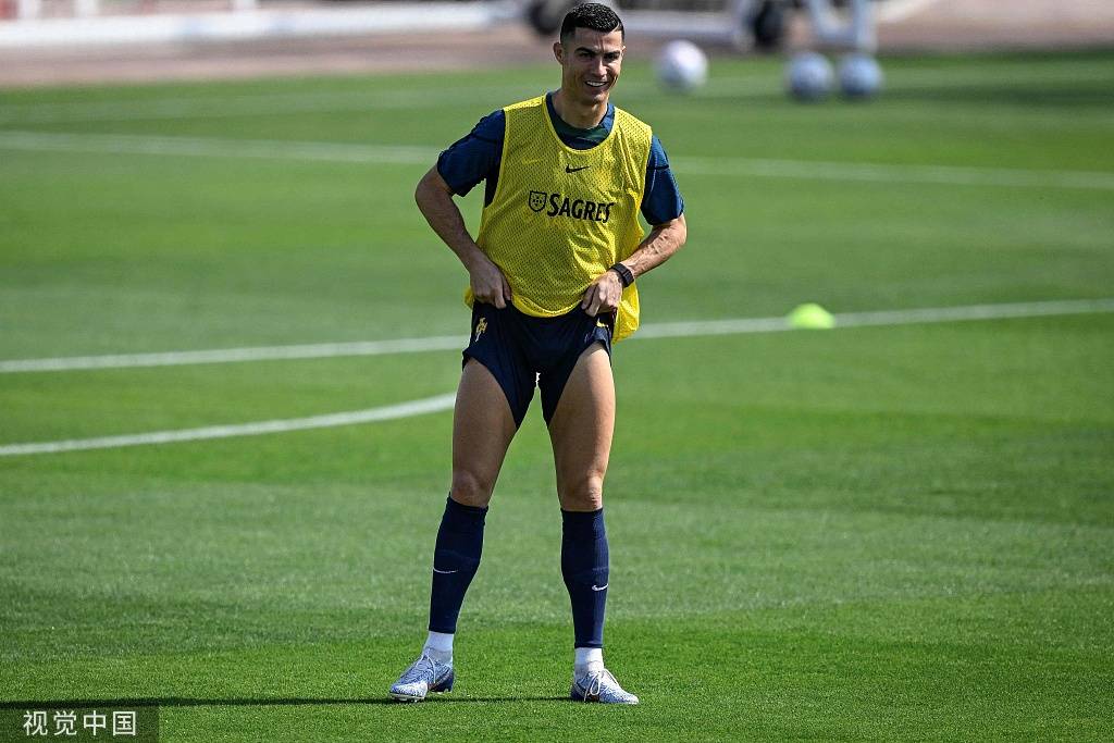 葡萄牙游泳运动员速度无法阻挡，夺冠