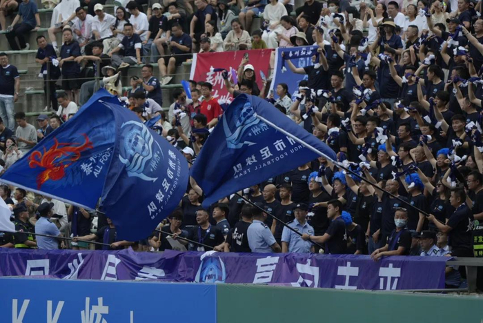 精彩比赛即将上演,球迷热情加油呐喊 精彩比赛即将上演,球迷热情加油呐喊