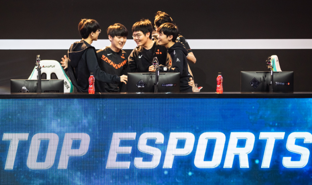 包含DFM轻取FLY，JackeyLove团战一打五宿命之战小组赛，点燃全场激情的词条