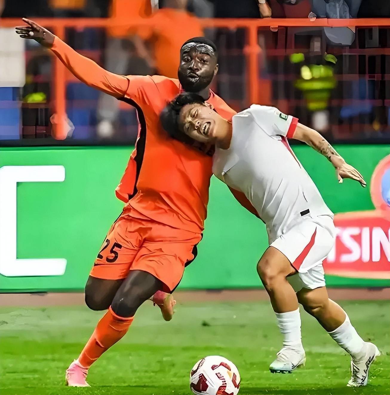 伯恩茅斯队员突破封防，助球队轻松取胜