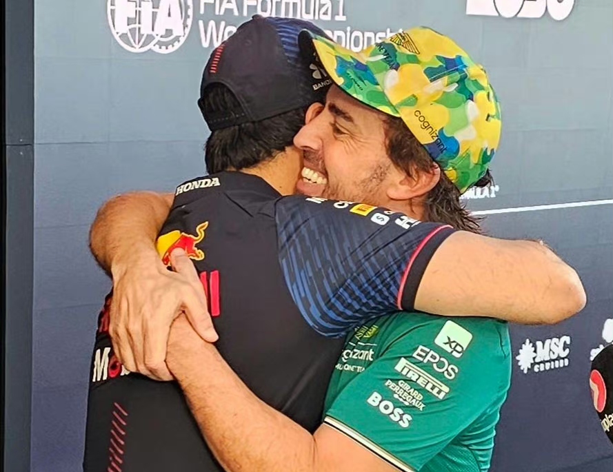 红牛车队鏖战红牛二队，阿隆索统治全场